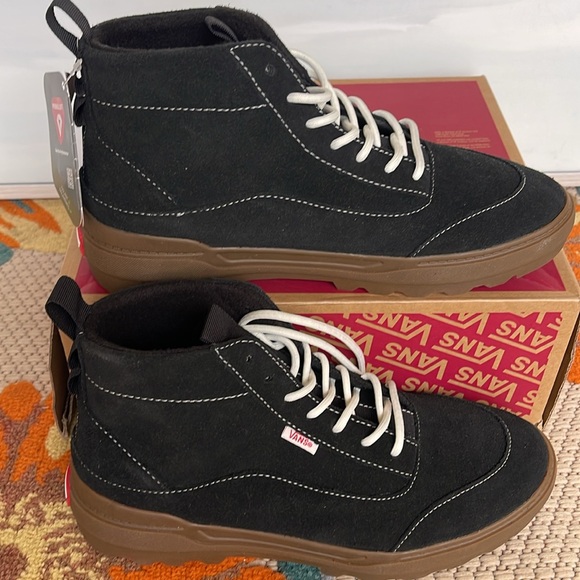 Vans WMNS Colfax Boot Mte-1
Gum/Black
VN000BCGW9Q
BOOTS Sneakers - Picture 3 of 16